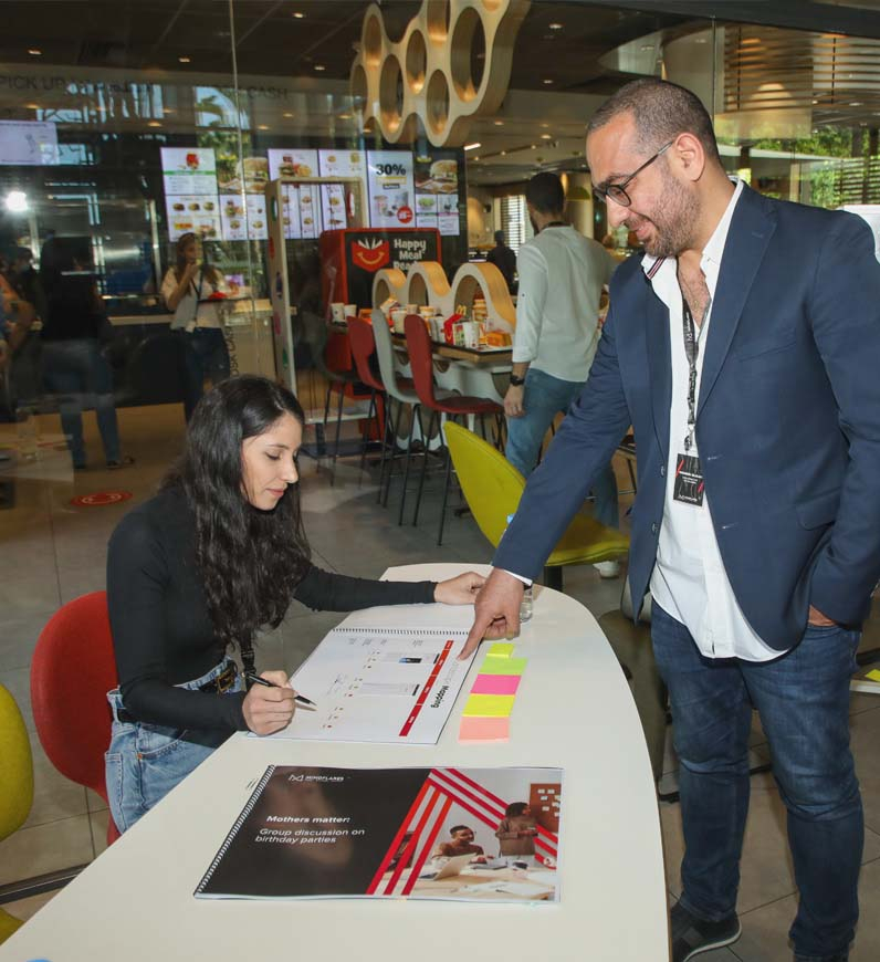 Expert in UX leading a workshop to encourage innovative thinking